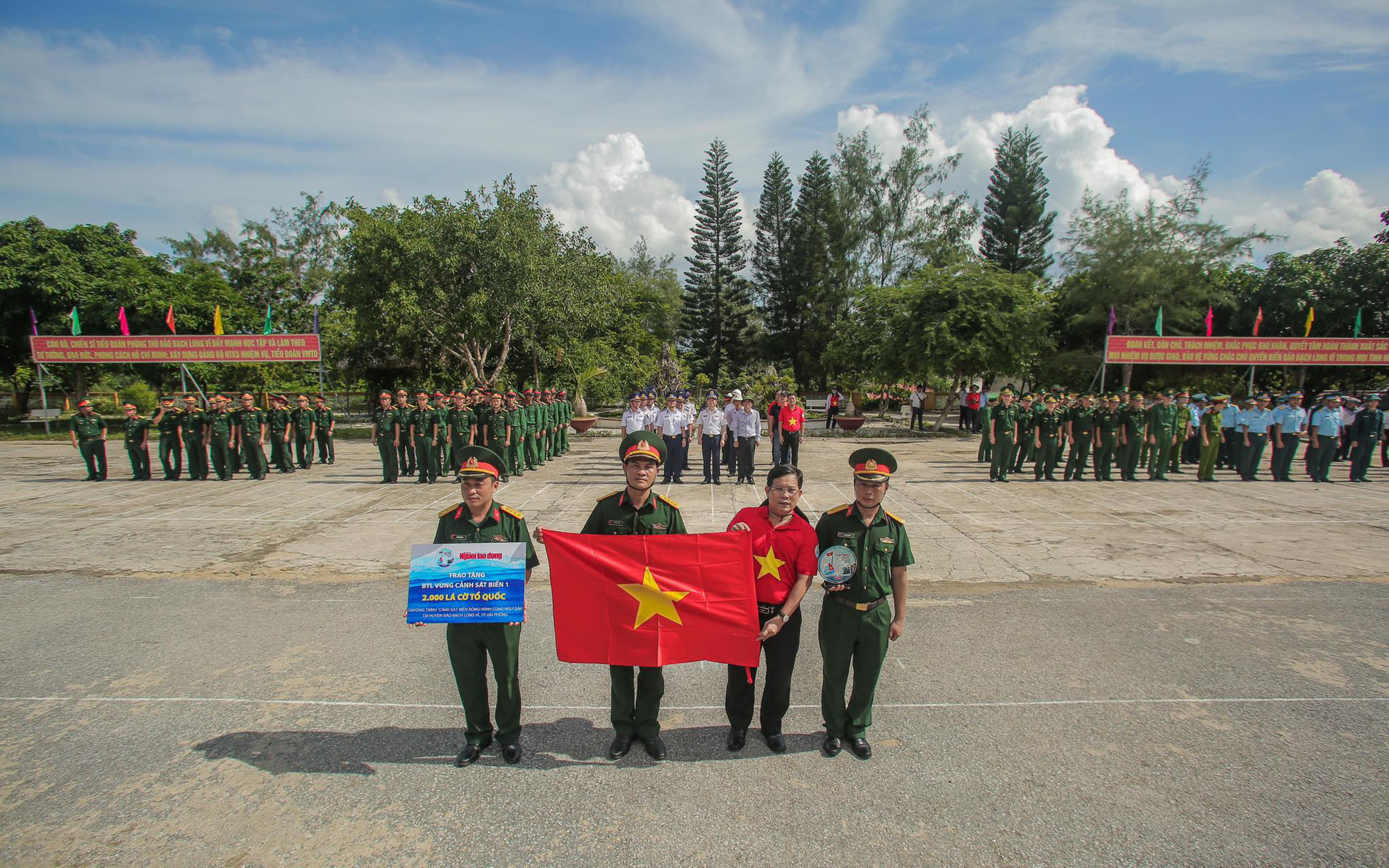 Một triệu lá cờ Tổ quốc cùng ngư dân bám biển đến với quân, dân đảo Bạch Long Vỹ anh hùng - Ảnh 6.