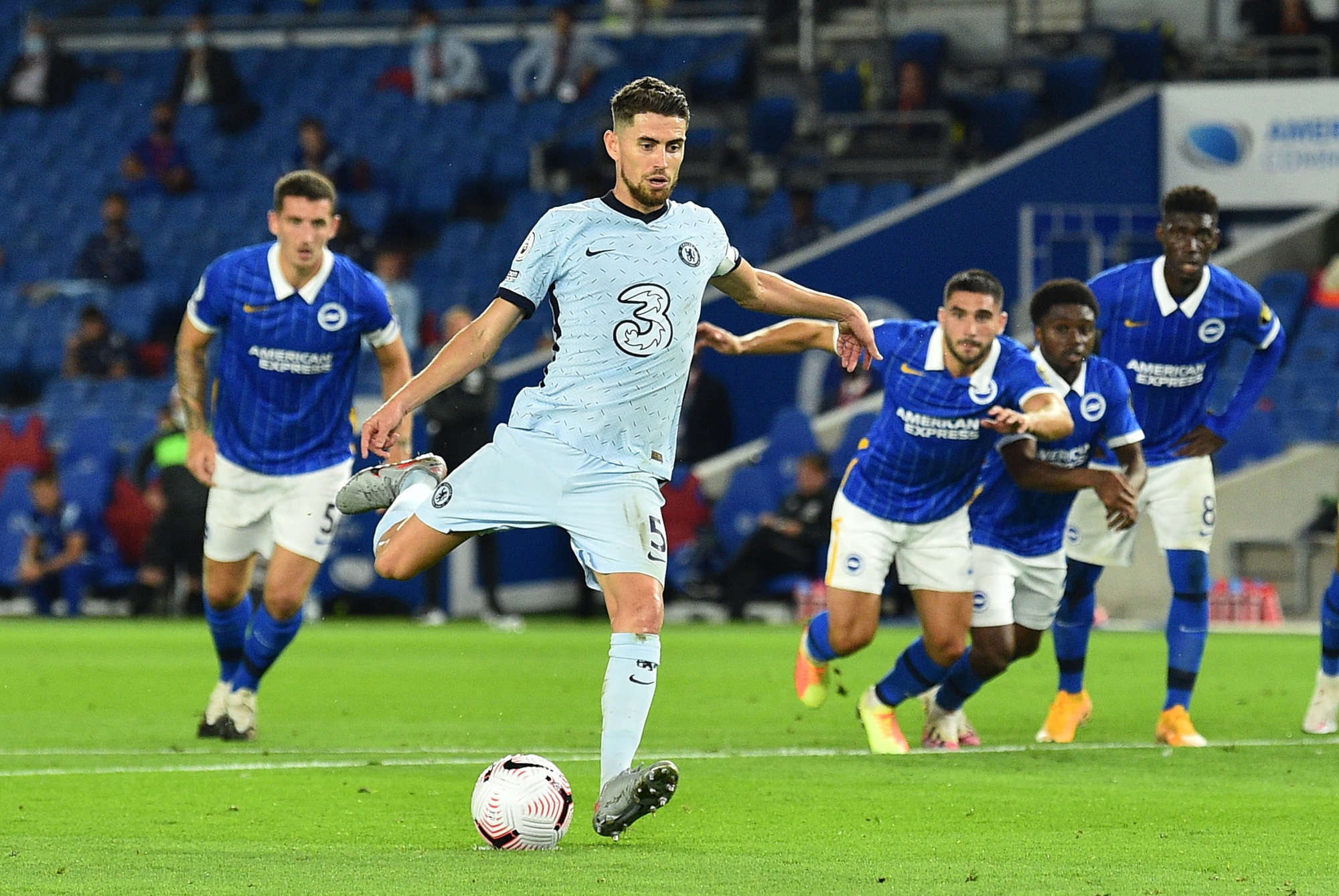 Hậu vệ lập công, Chelsea đại thắng Brighton vào top 3