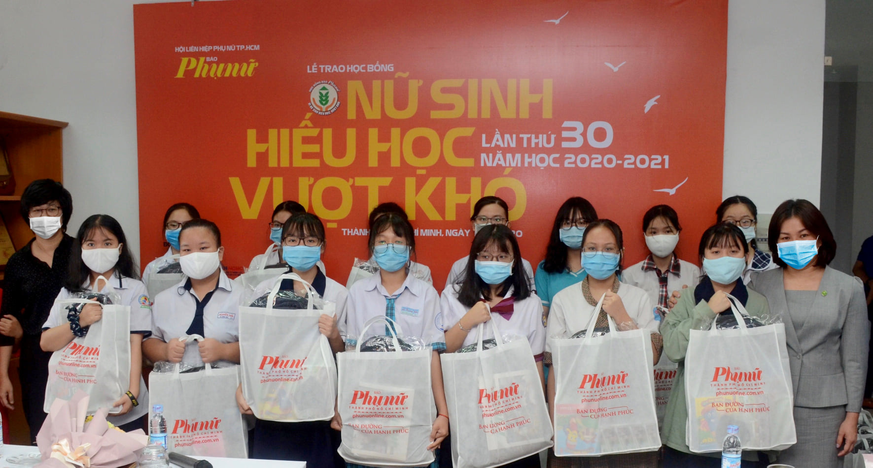 Hơn 8.000 suất học bổng chắp c&aacute;nh ước mơ cho nữ sinh hiếu học - Ảnh 1.