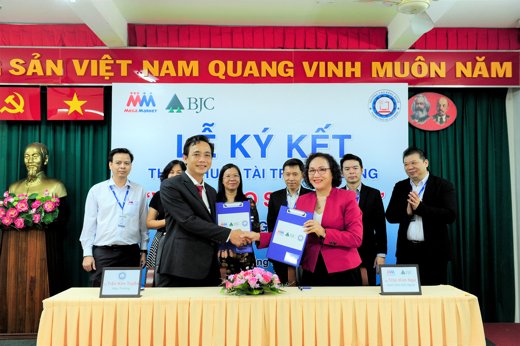 MM Mega Market Việt Nam tài trợ học bổng “Vươn cao sự nghiệp”