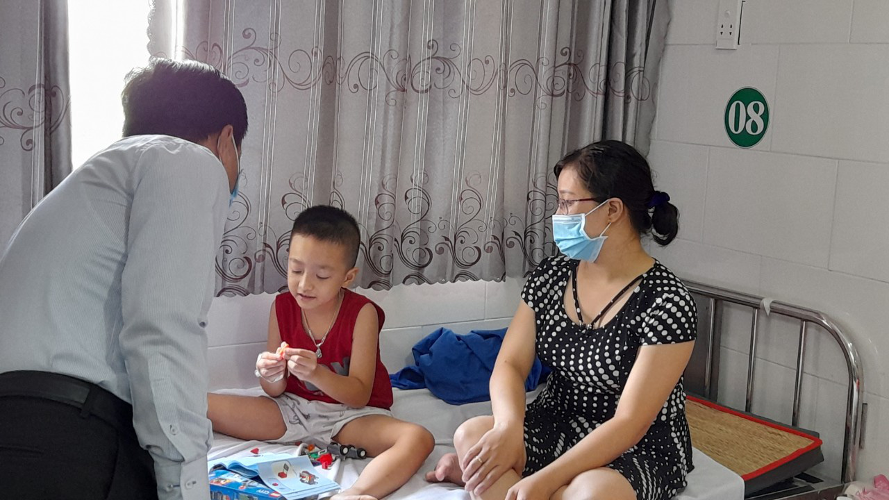 C&ugrave;ng 1 m&oacute;n ăn nhưng trường th&igrave; ngộ độc, trường lại kh&ocirc;ng sao - Ảnh 1.