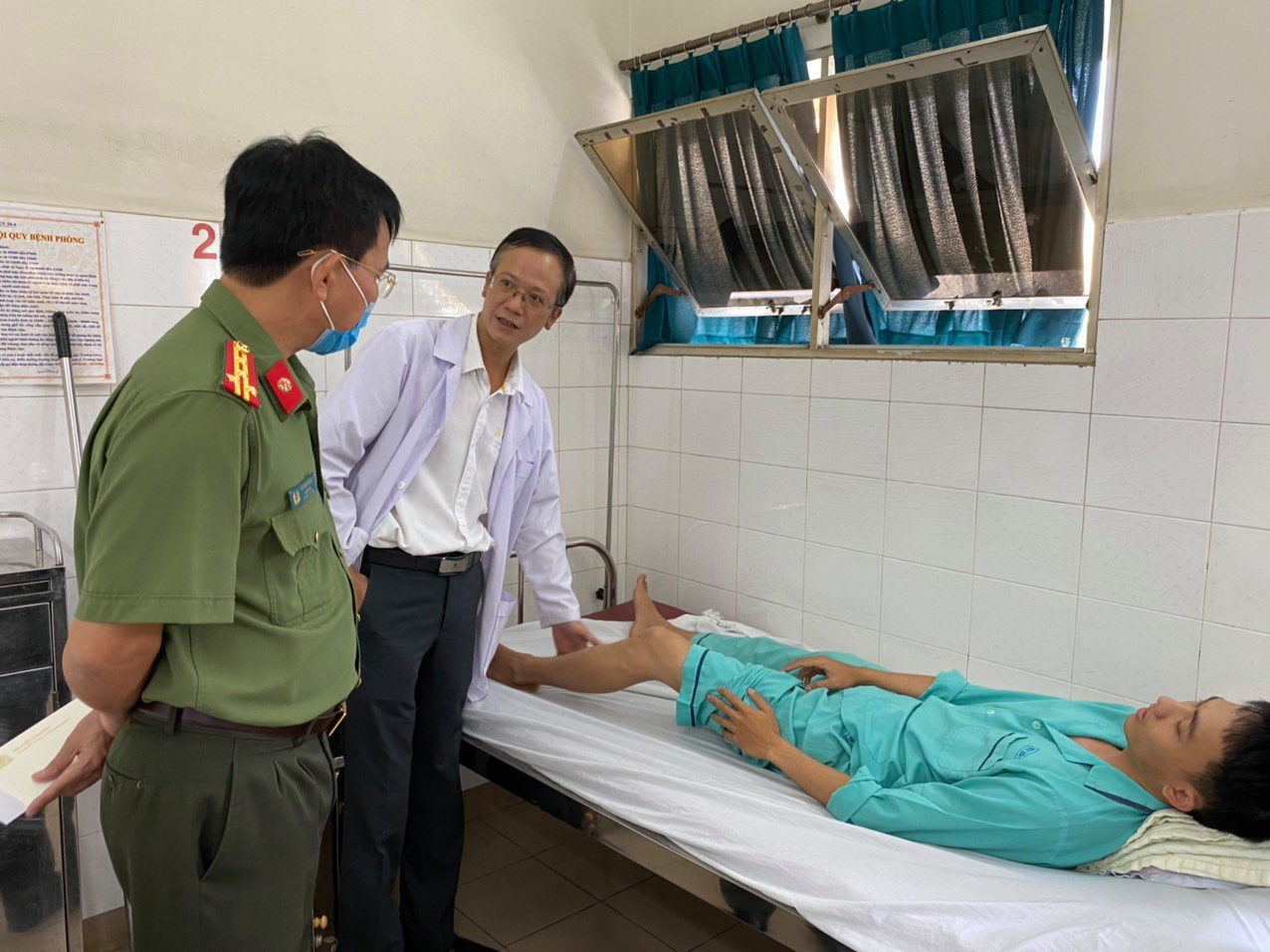 Vật lộn với đối tượng t&agrave;ng trữ ma t&uacute;y, 1 thiếu &uacute;y c&ocirc;ng an bị thương  - Ảnh 1.