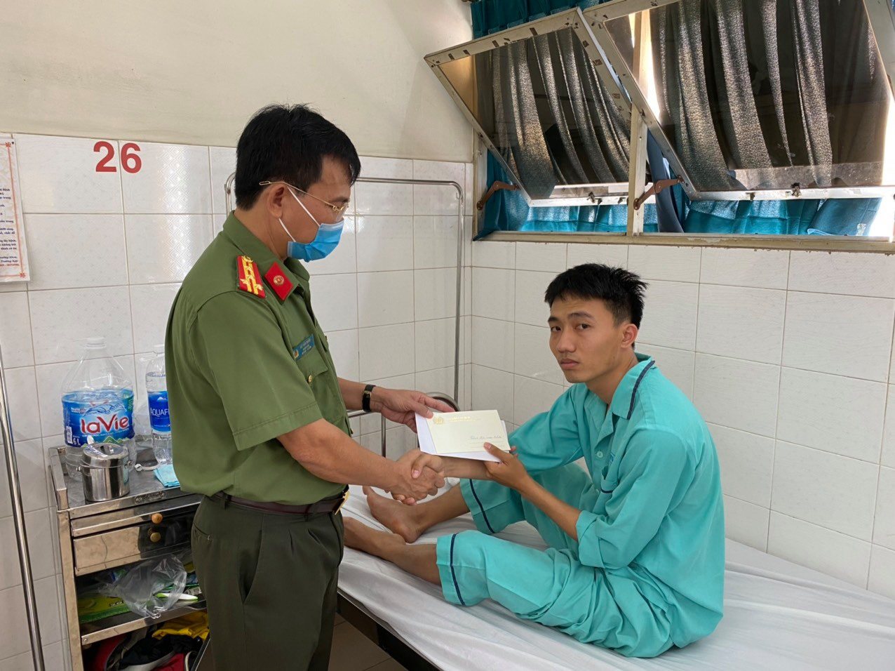 Vật lộn với đối tượng tàng trữ ma túy, 1 thiếu úy công an bị thương