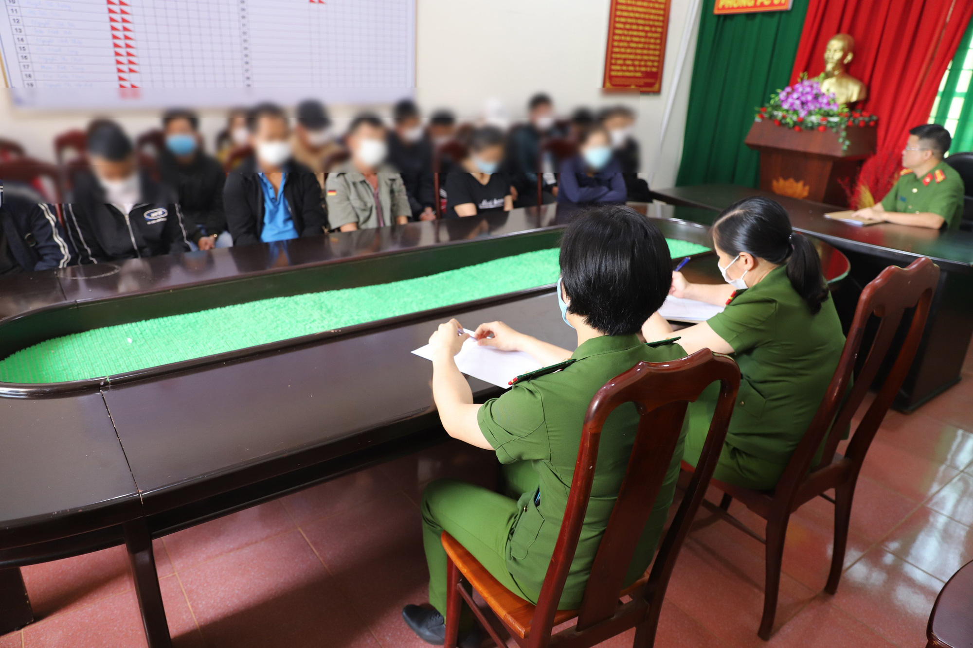 Triệt phá đường dây dùng xe khách chở "đoàn" đi đánh bạc