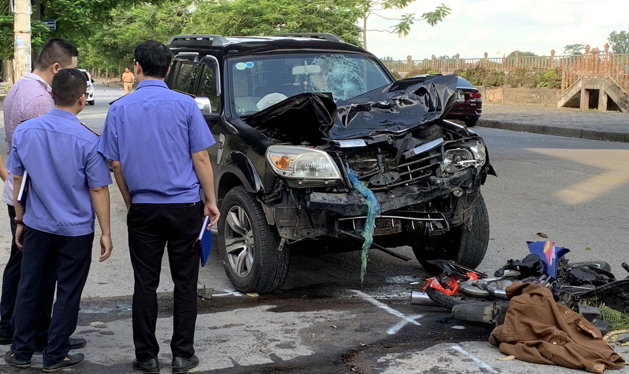 Va chạm với &ocirc;t&ocirc; 7 chỗ, cặp vợ chồng đi xe m&aacute;y tử vong tại chỗ - Ảnh 1.