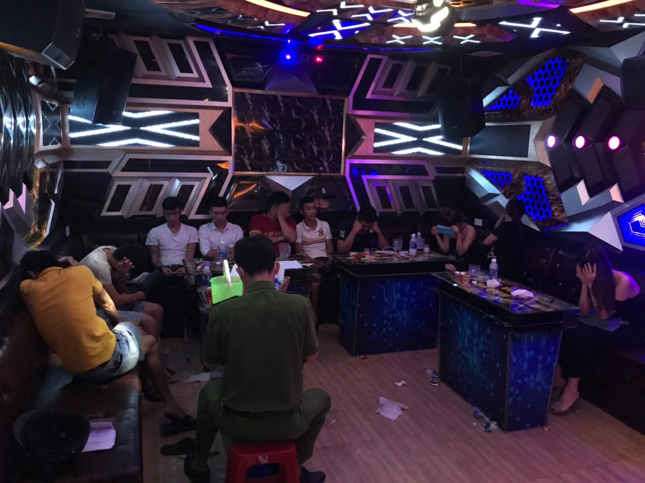 Quảng Nam: Lại ph&aacute;t hiện 10 nam nữ v&agrave;o qu&aacute;n karaoke chơi ma t&uacute;y - Ảnh 2.