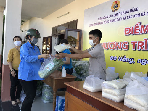 Chăm lo c&ocirc;ng nh&acirc;n kh&oacute; khăn do dịch Covid-19 - Ảnh 1.