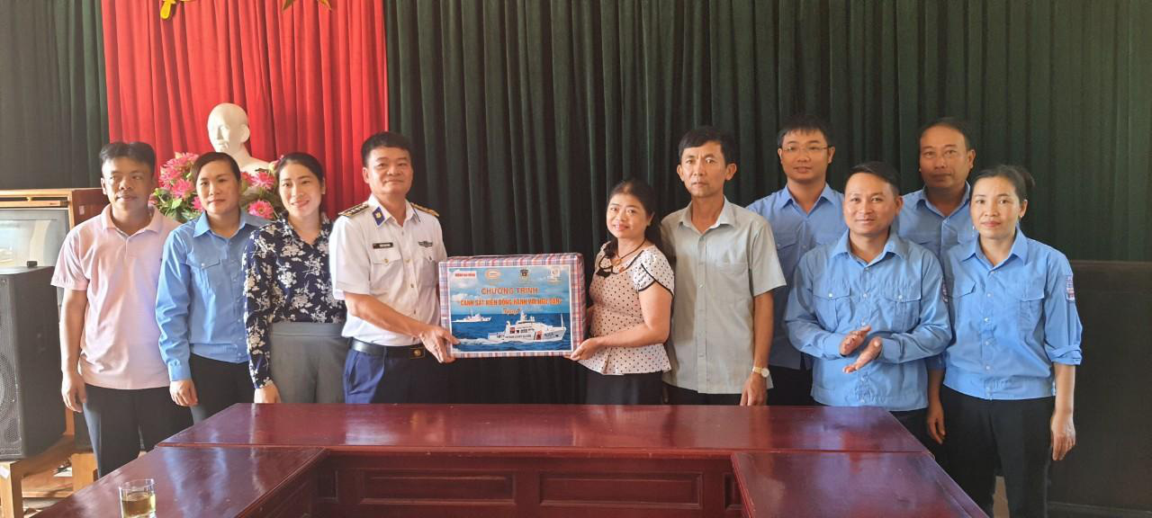 Tặng cờ Tổ quốc, tặng quà cho quân, dân trên đảo Bạch Long Vỹ - Ảnh 7.