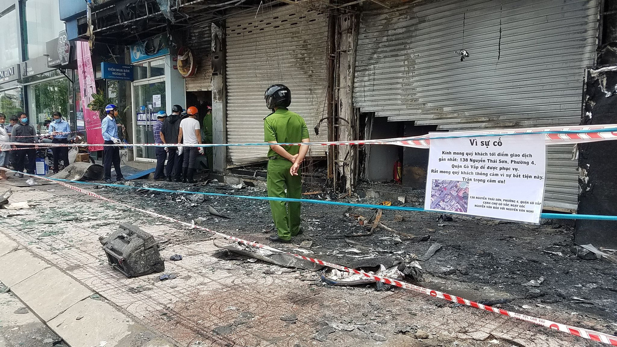 Đưa người đ&agrave;n &ocirc;ng nghi đốt ph&ograve;ng giao dịch Eximbank đi thực nghiệm hiện trường - Ảnh 1.