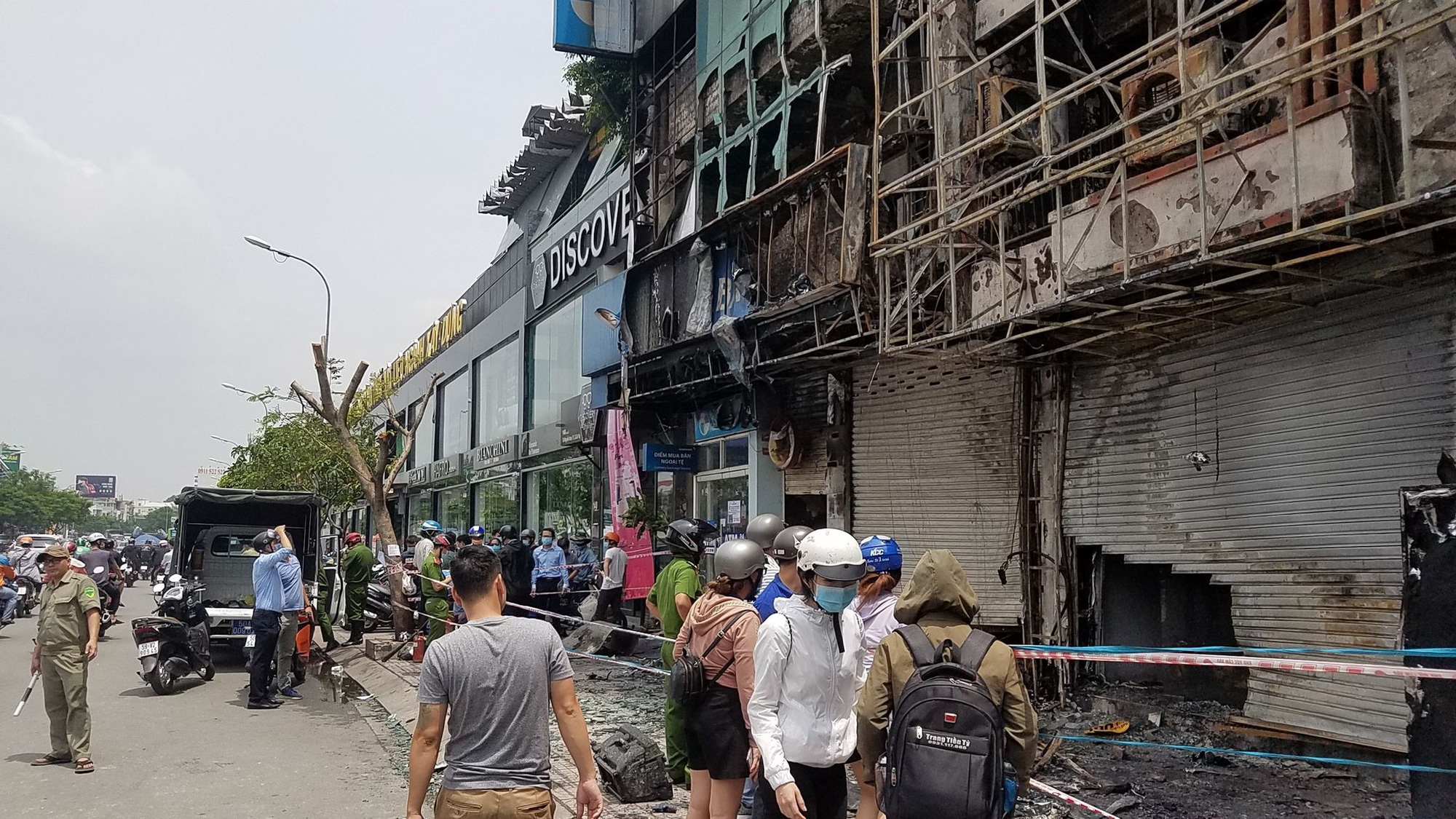 Đưa người đàn ông nghi đốt phòng giao dịch Eximbank đi thực nghiệm hiện trường