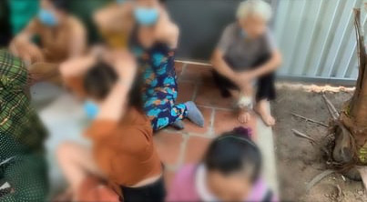 Nhiều quý bà ở Củ Chi vừa nhai trầu vừa đánh bài cào