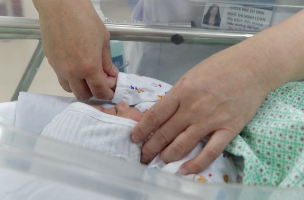 B&eacute; sơ sinh l&agrave; thai nhi 31 tuần tuổi bị ph&aacute; bỏ xuất viện, về tổ ấm mới - Ảnh 1.