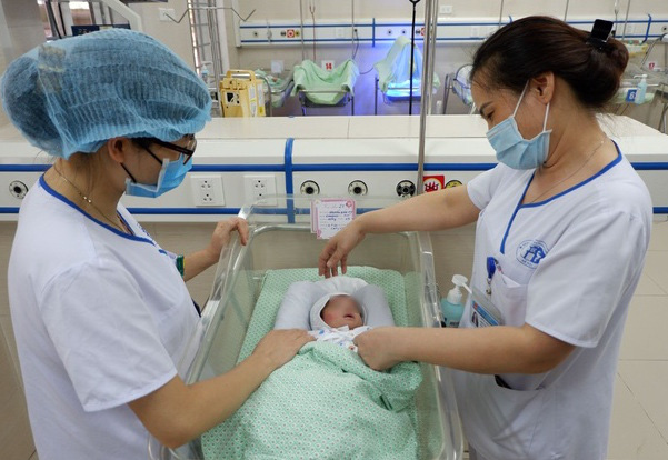 B&eacute; sơ sinh l&agrave; thai nhi 31 tuần tuổi bị ph&aacute; bỏ xuất viện, về tổ ấm mới - Ảnh 2.