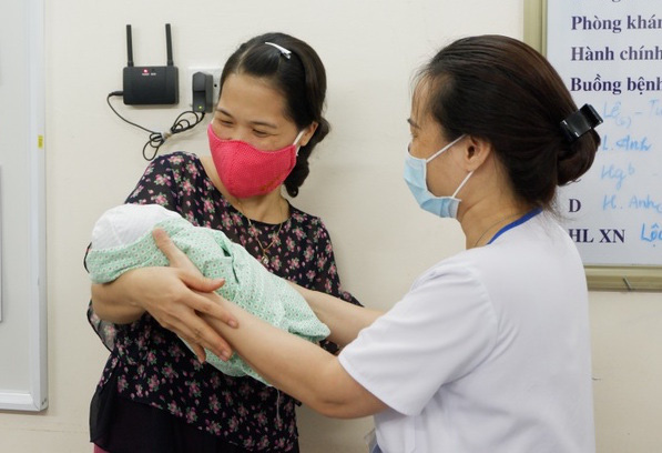 B&eacute; sơ sinh l&agrave; thai nhi 31 tuần tuổi bị ph&aacute; bỏ xuất viện, về tổ ấm mới - Ảnh 3.
