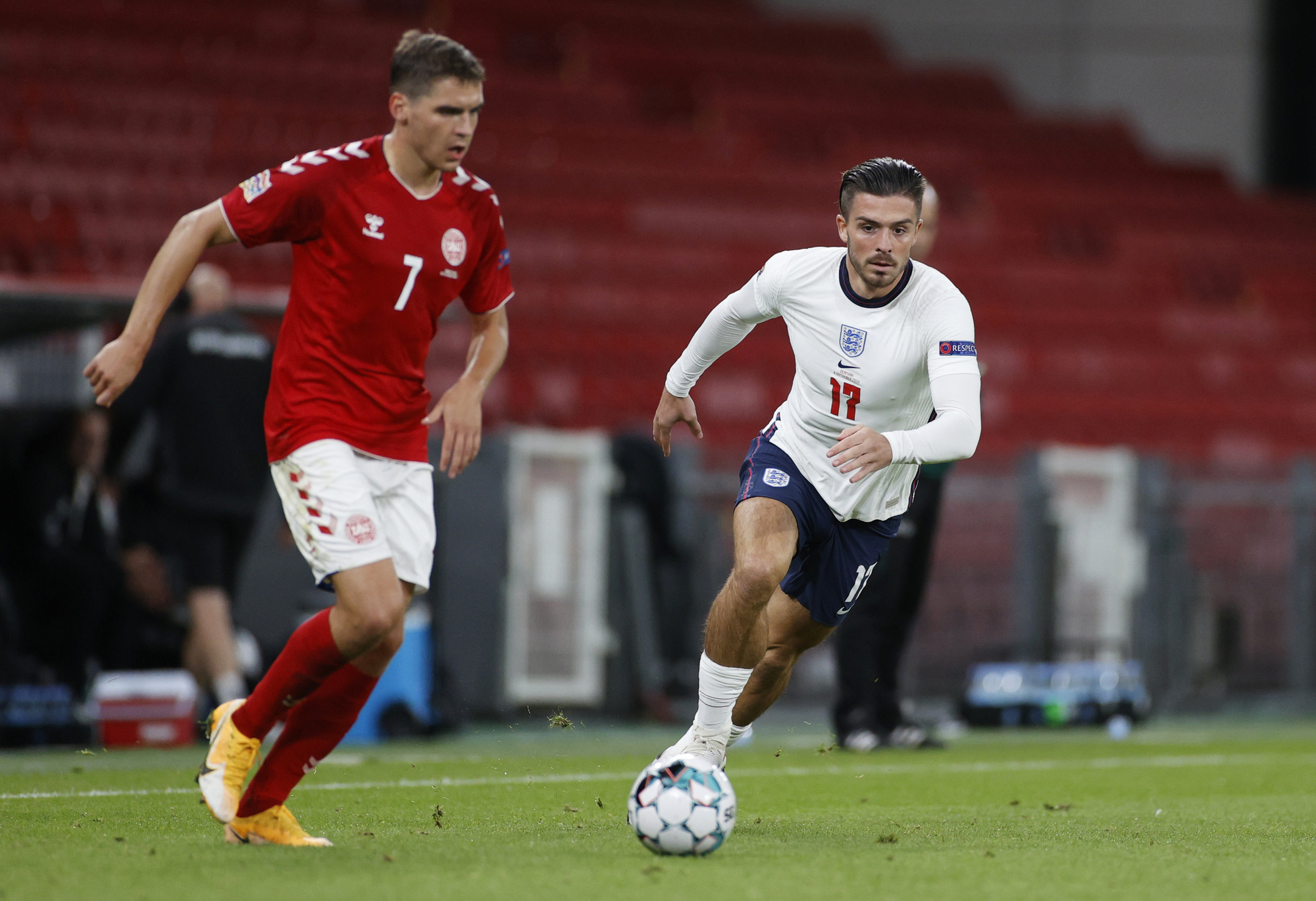 Aston Villa t&aacute;i k&yacute; hợp đồng ng&ocirc;i sao, trang chủ CLB sập nguồn - Ảnh 3.
