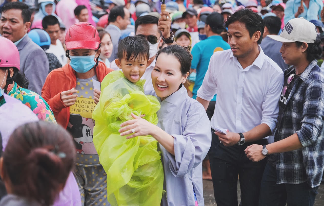 Gần ngàn phần quà hỗ trợ các hoàn cảnh khó khăn tại Phú Quốc - Ảnh 3.