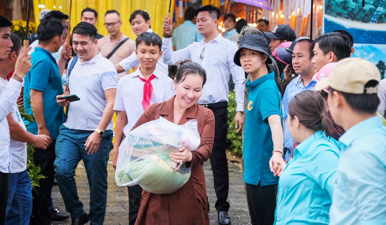 Gần ngàn phần quà hỗ trợ các hoàn cảnh khó khăn tại Phú Quốc - Ảnh 2.