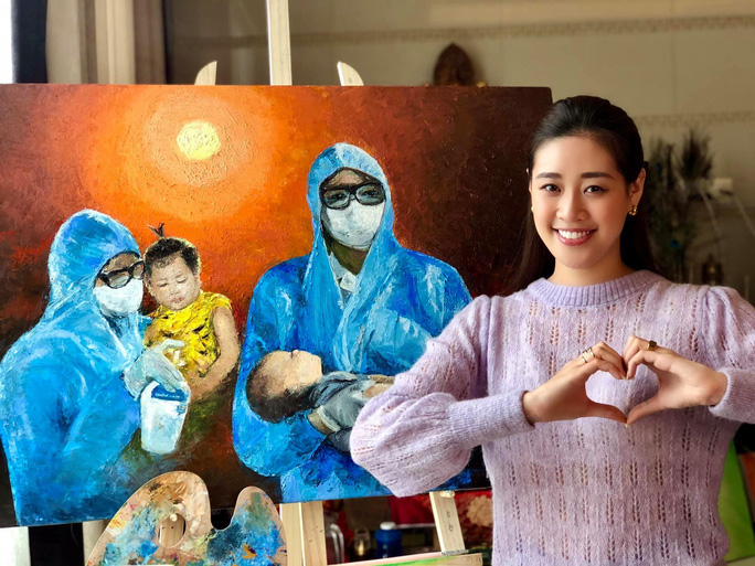 Hoa hậu Kh&aacute;nh V&acirc;n đấu gi&aacute; tranh ủng hộ quỹ ph&ograve;ng chống Covid-19 - Ảnh 4.