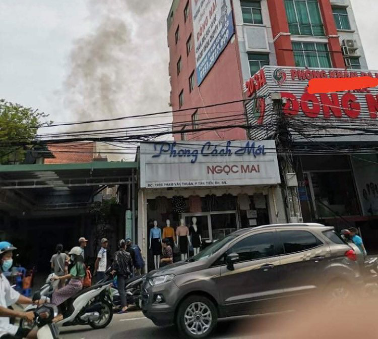 Cháy dữ dội ở Biên Hoà, khói bốc cao bao phủ một vùng trời