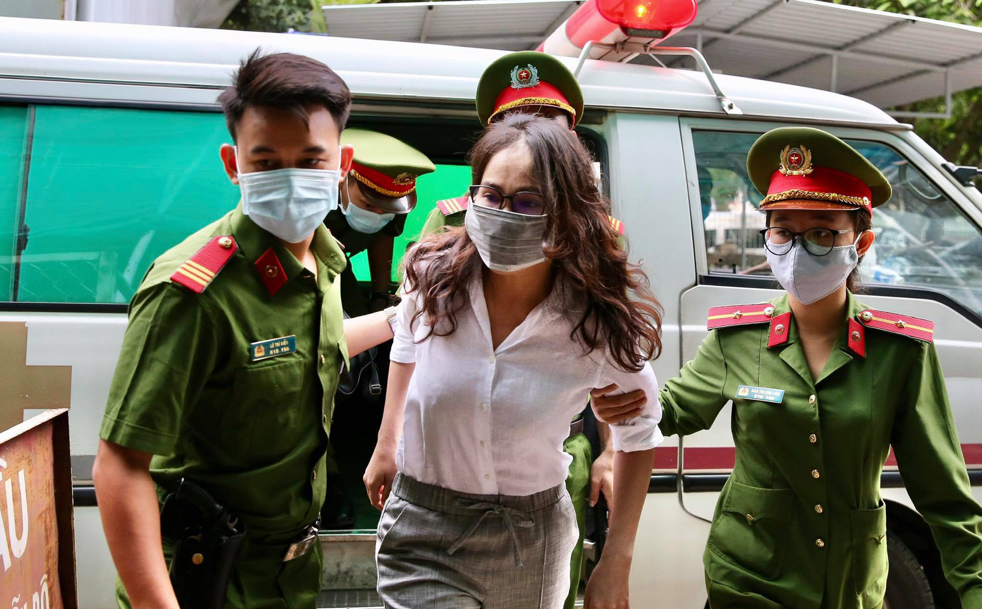 Hình ảnh ông Nguyễn Thành Tài và bà chủ Công ty Hoa Tháng Năm ở phiên tòa sáng 17-9