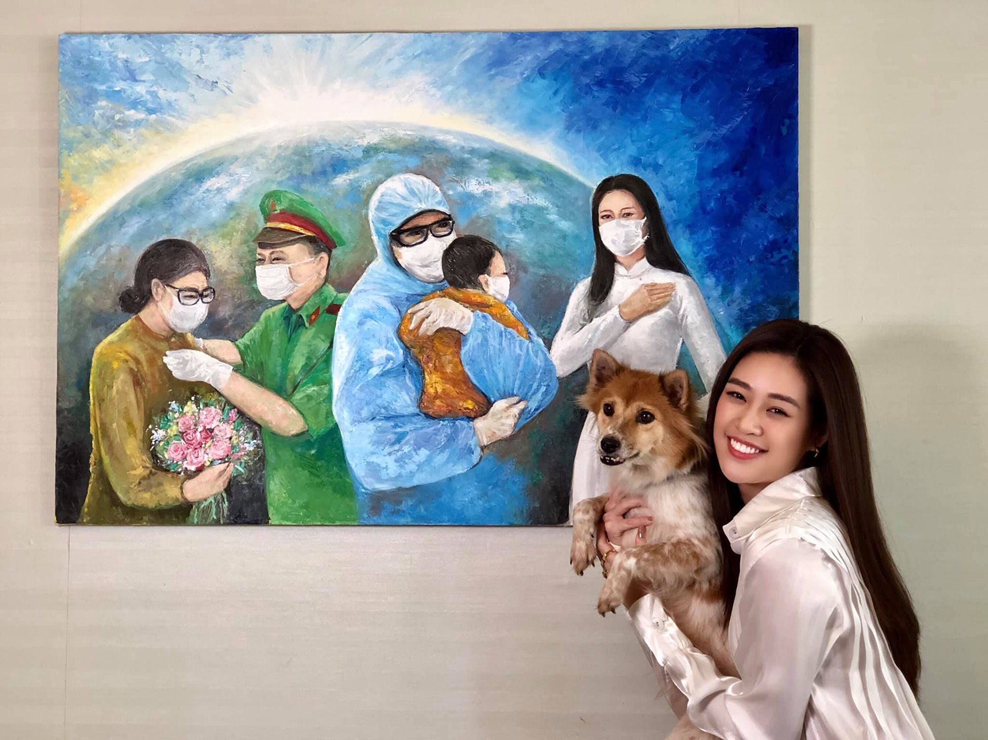 Hoa hậu Kh&aacute;nh V&acirc;n đấu gi&aacute; tranh ủng hộ quỹ ph&ograve;ng chống Covid-19 - Ảnh 1.