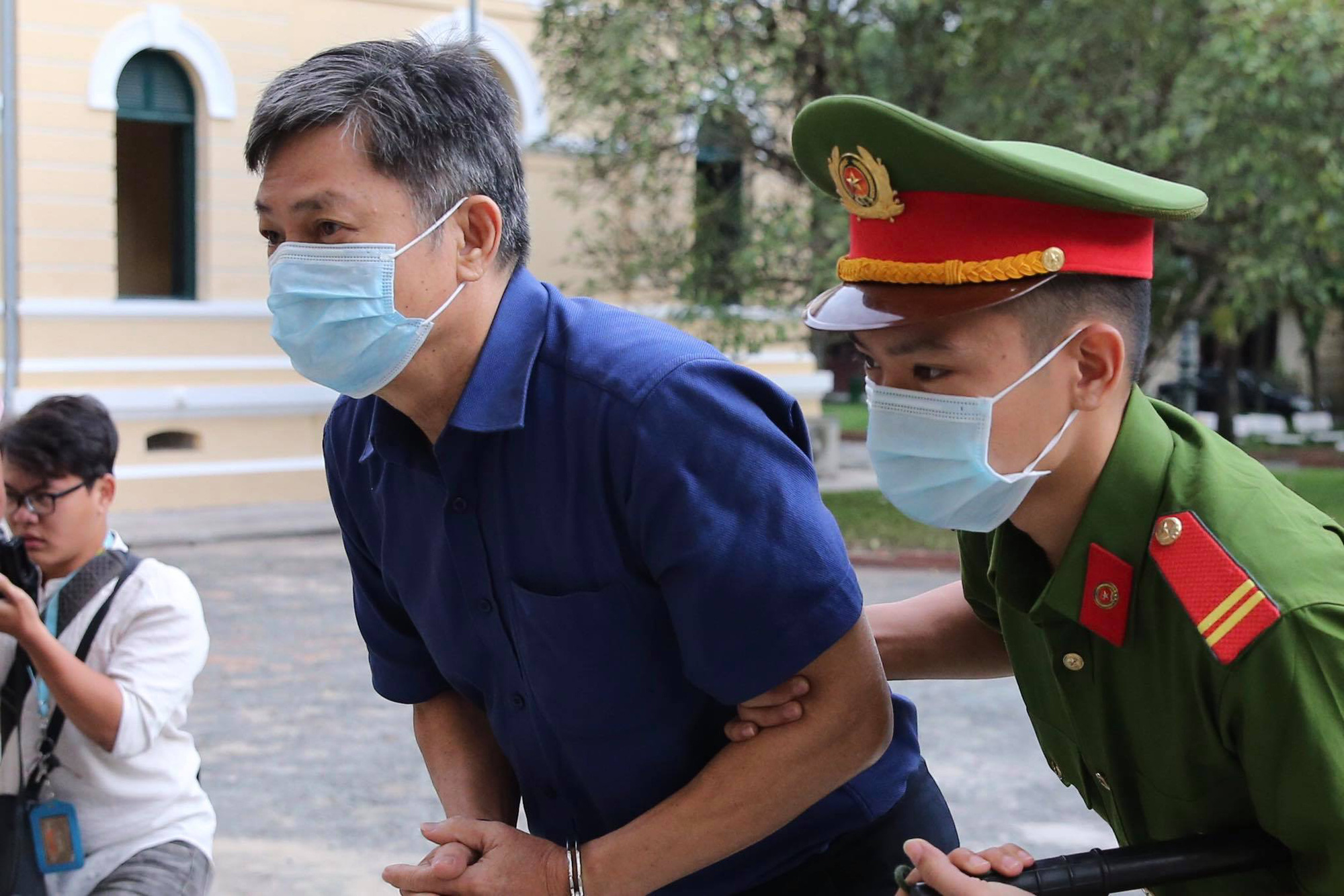 H&igrave;nh ảnh &ocirc;ng Nguyễn Th&agrave;nh T&agrave;i v&agrave; b&agrave; chủ C&ocirc;ng ty Hoa Th&aacute;ng Năm ở phi&ecirc;n t&ograve;a s&aacute;ng 17-9 - Ảnh 2.
