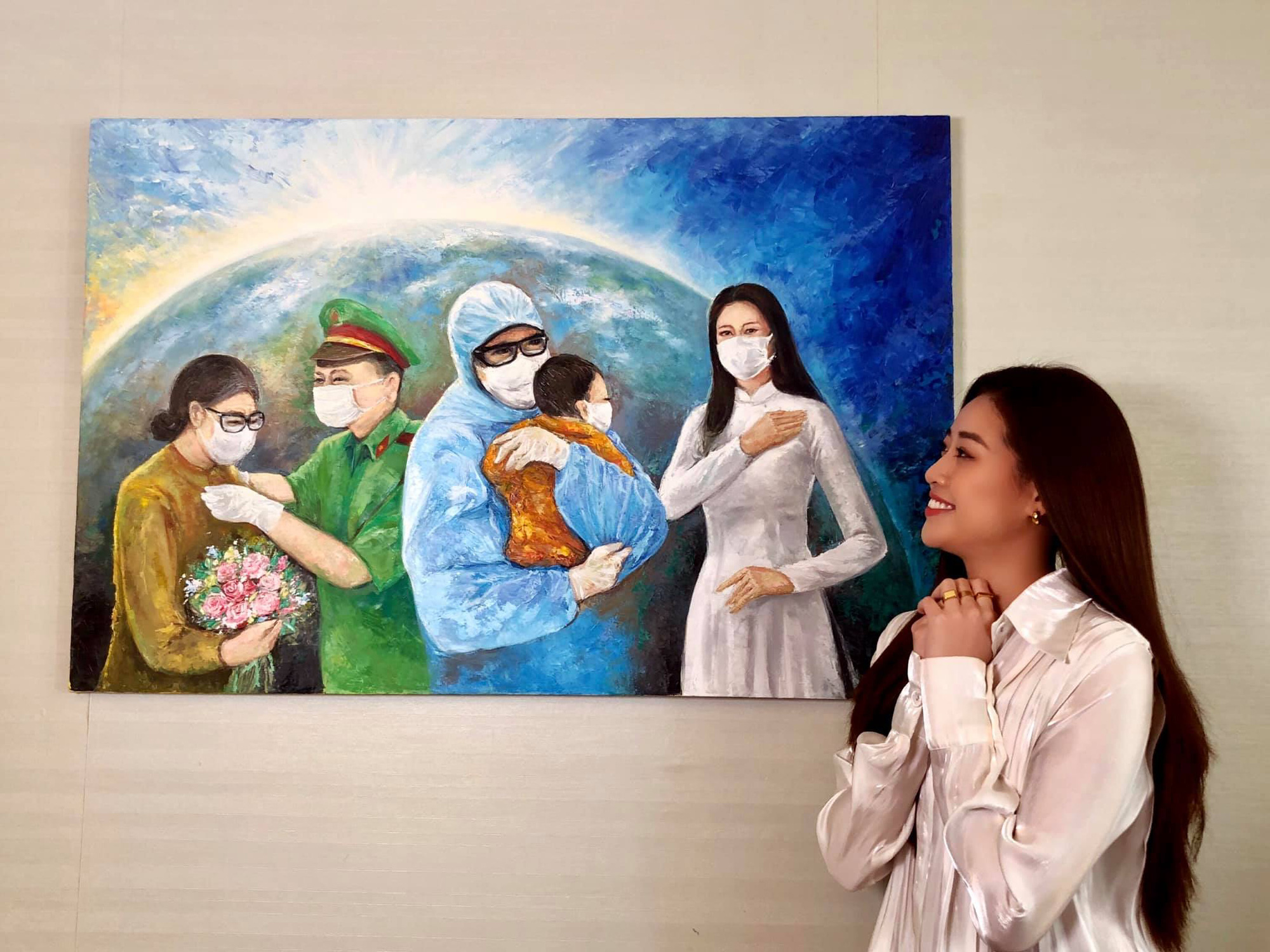 Hoa hậu Kh&aacute;nh V&acirc;n đấu gi&aacute; tranh ủng hộ quỹ ph&ograve;ng chống Covid-19 - Ảnh 2.
