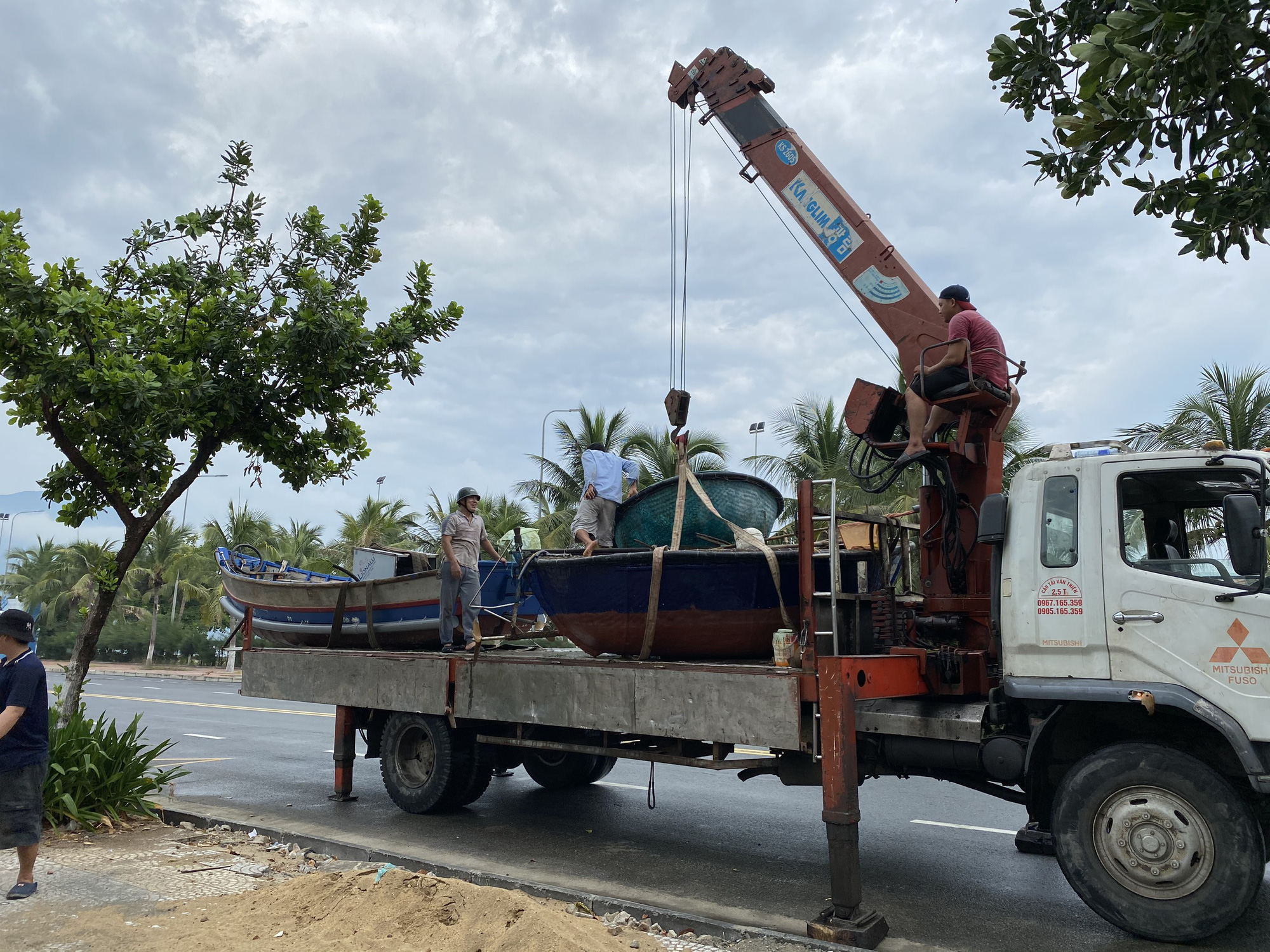 Miền Trung: Người d&acirc;n hối hả chạy đua chống b&atilde;o số 5 - Ảnh 5.