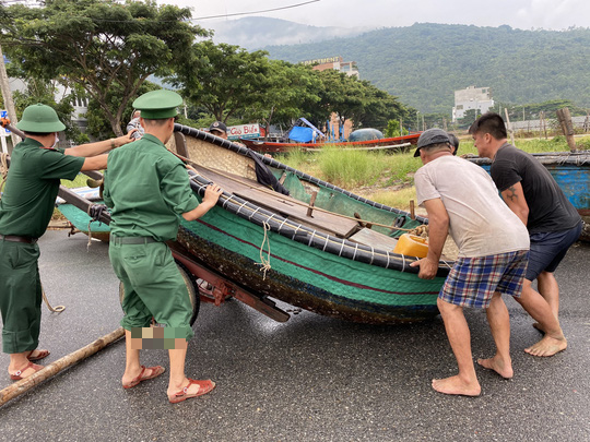 Miền Trung: Người d&acirc;n hối hả chạy đua chống b&atilde;o số 5 - Ảnh 2.