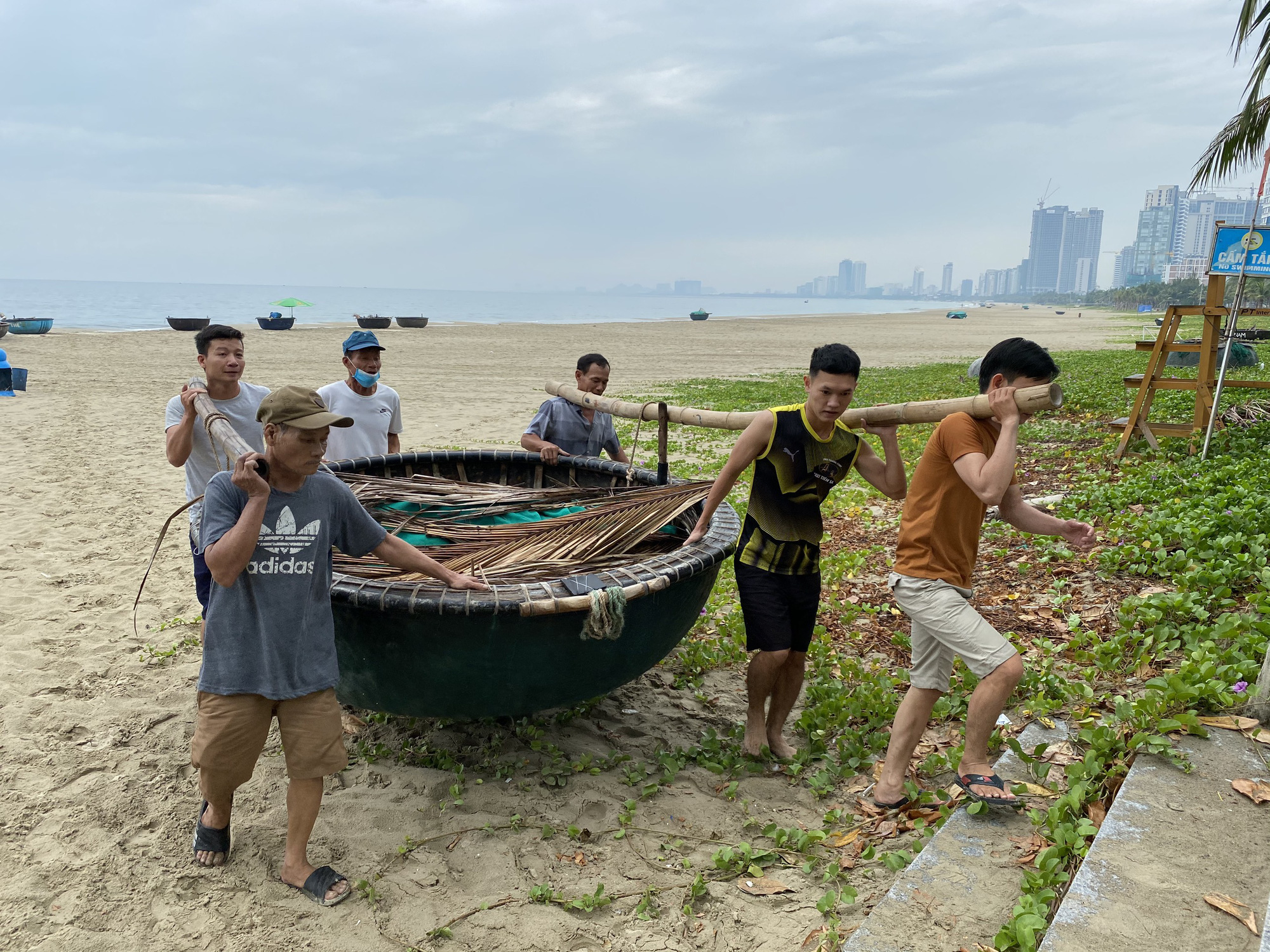 Miền Trung: Người d&acirc;n hối hả chạy đua chống b&atilde;o số 5 - Ảnh 12.