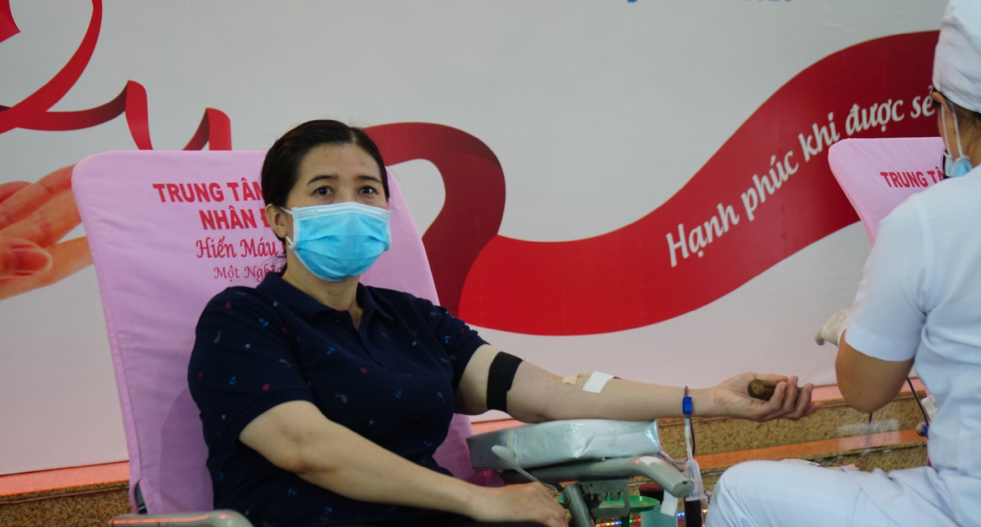CNVC-LĐ tình nguyện hiến máu cứu người