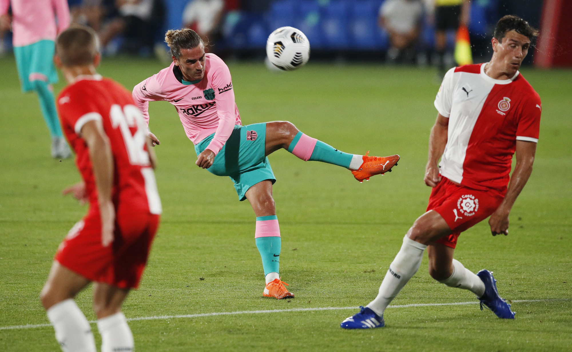Messi lập si&ecirc;u phẩm ng&agrave;y t&aacute;i xuất, Barcelona thắng tưng bừng Girona - Ảnh 2.