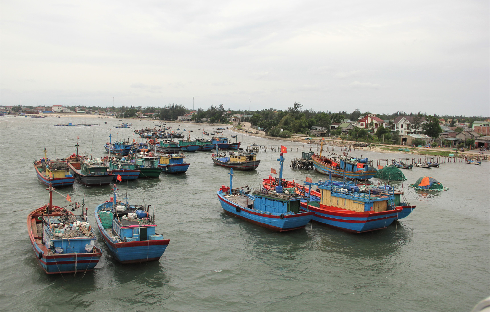 Miền Trung: Người d&acirc;n hối hả chạy đua chống b&atilde;o số 5 - Ảnh 20.
