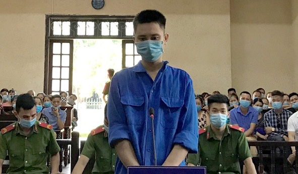 Mang 2 dao tới s&aacute;t hại d&atilde; man bố bạn g&aacute;i - Ảnh 1.
