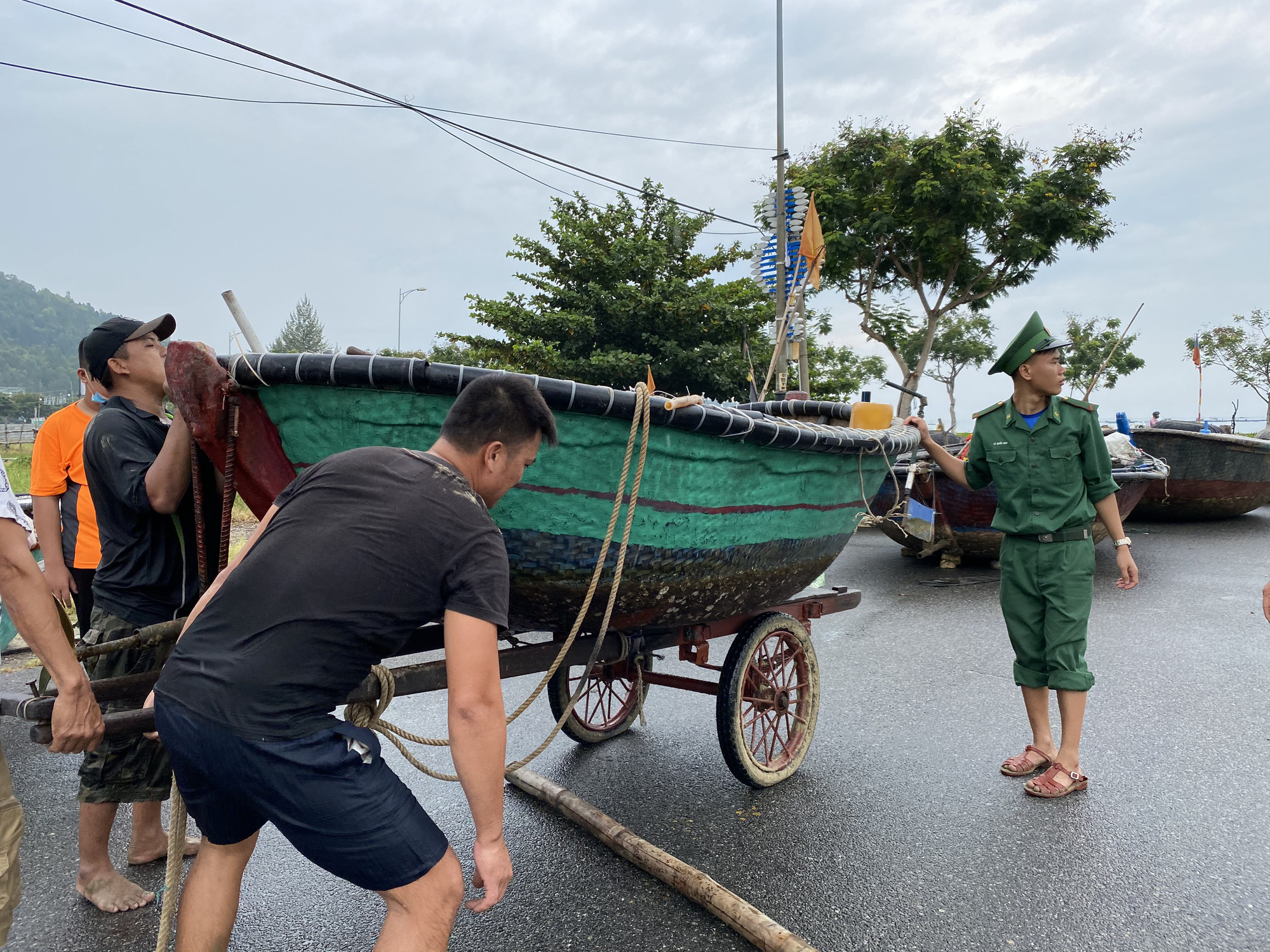 Miền Trung: Người d&acirc;n hối hả chạy đua chống b&atilde;o số 5 - Ảnh 8.