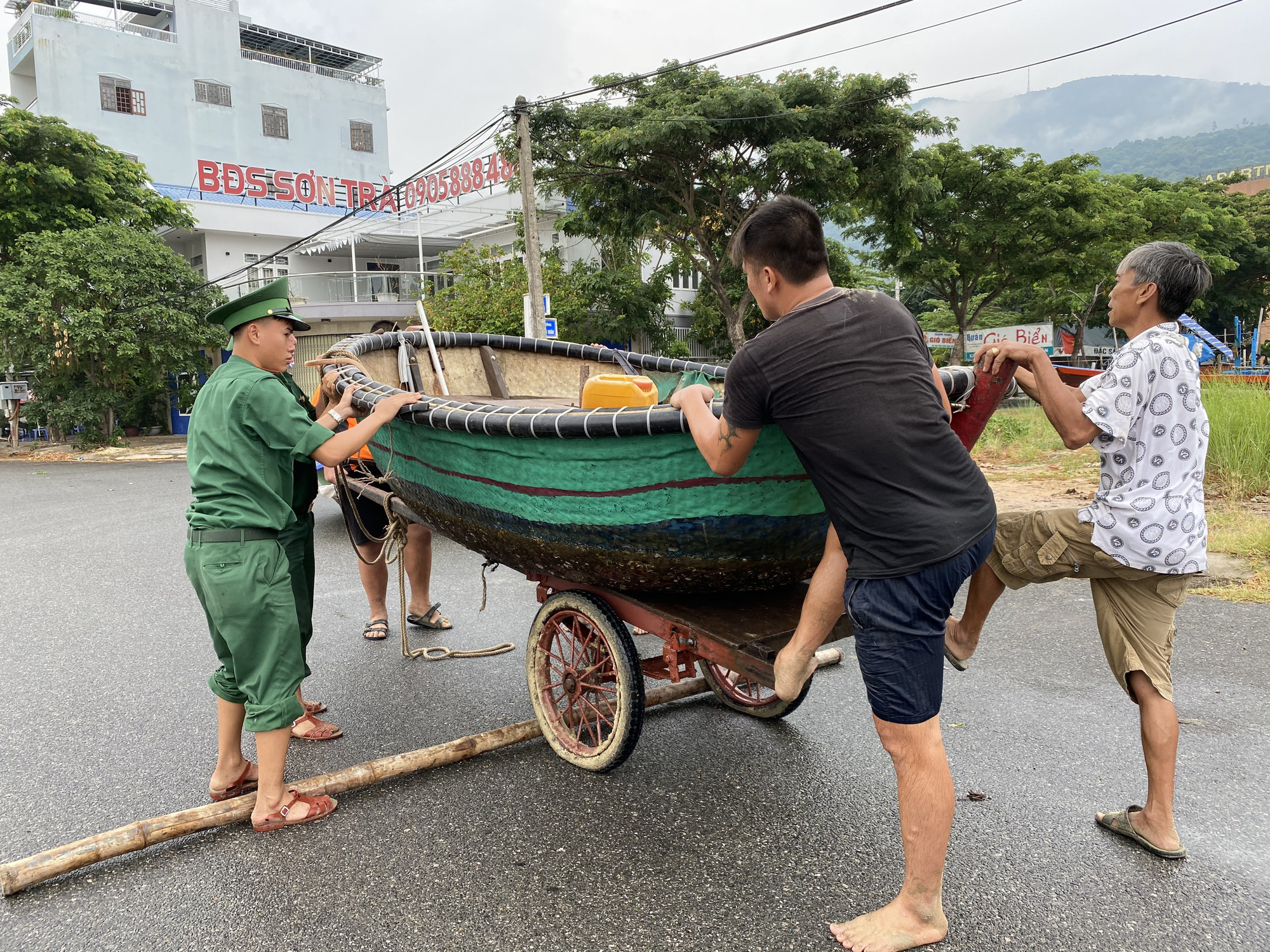 Miền Trung: Người d&acirc;n hối hả chạy đua chống b&atilde;o số 5 - Ảnh 7.