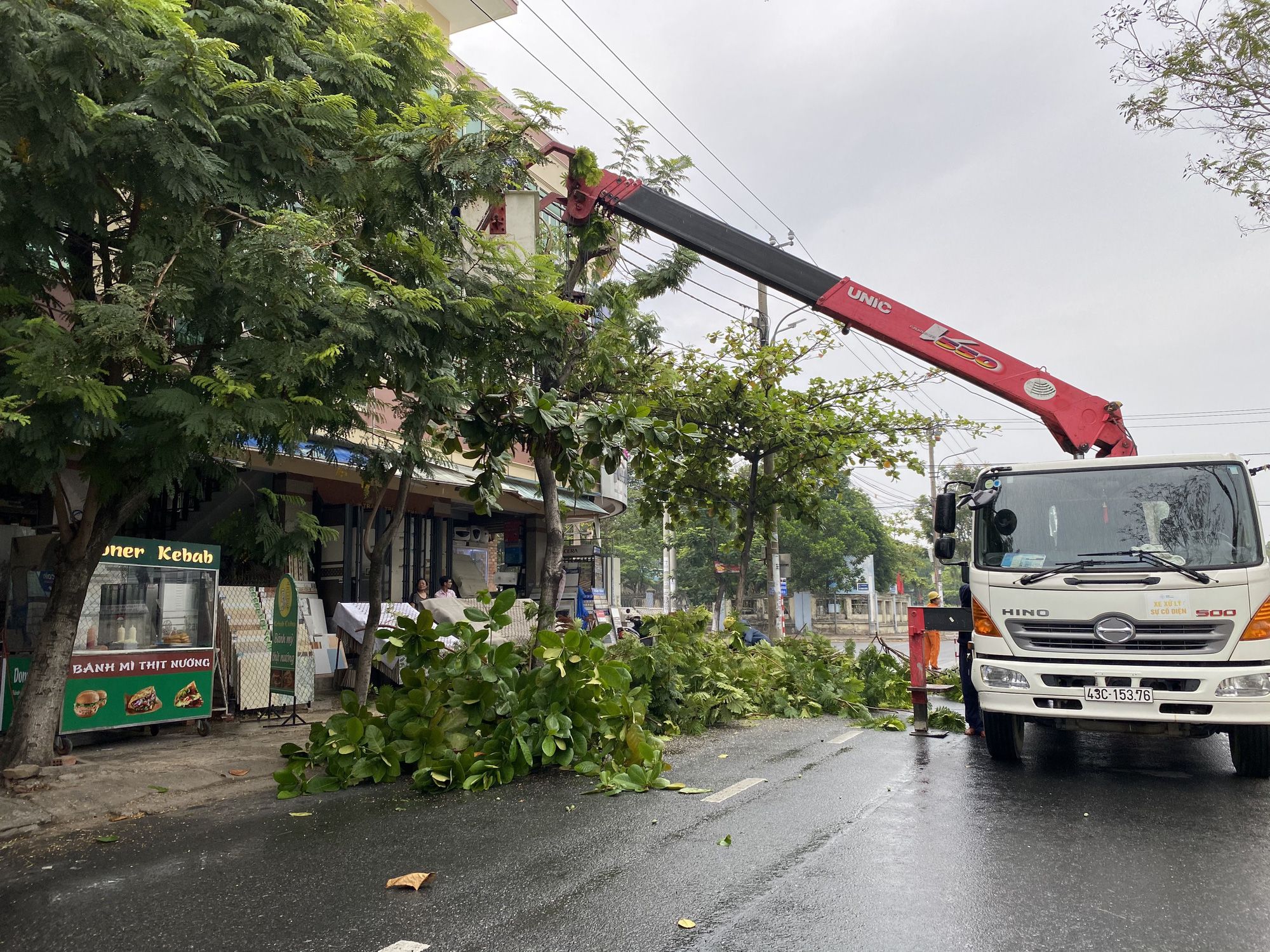 Miền Trung: Người d&acirc;n hối hả chạy đua chống b&atilde;o số 5 - Ảnh 14.