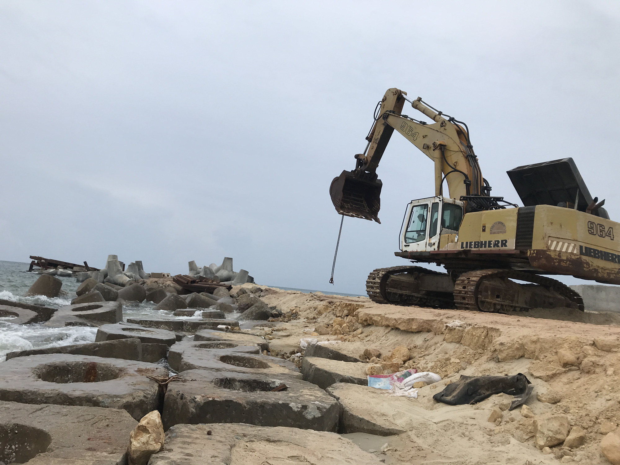 Miền Trung: Người d&acirc;n hối hả chạy đua chống b&atilde;o số 5 - Ảnh 23.