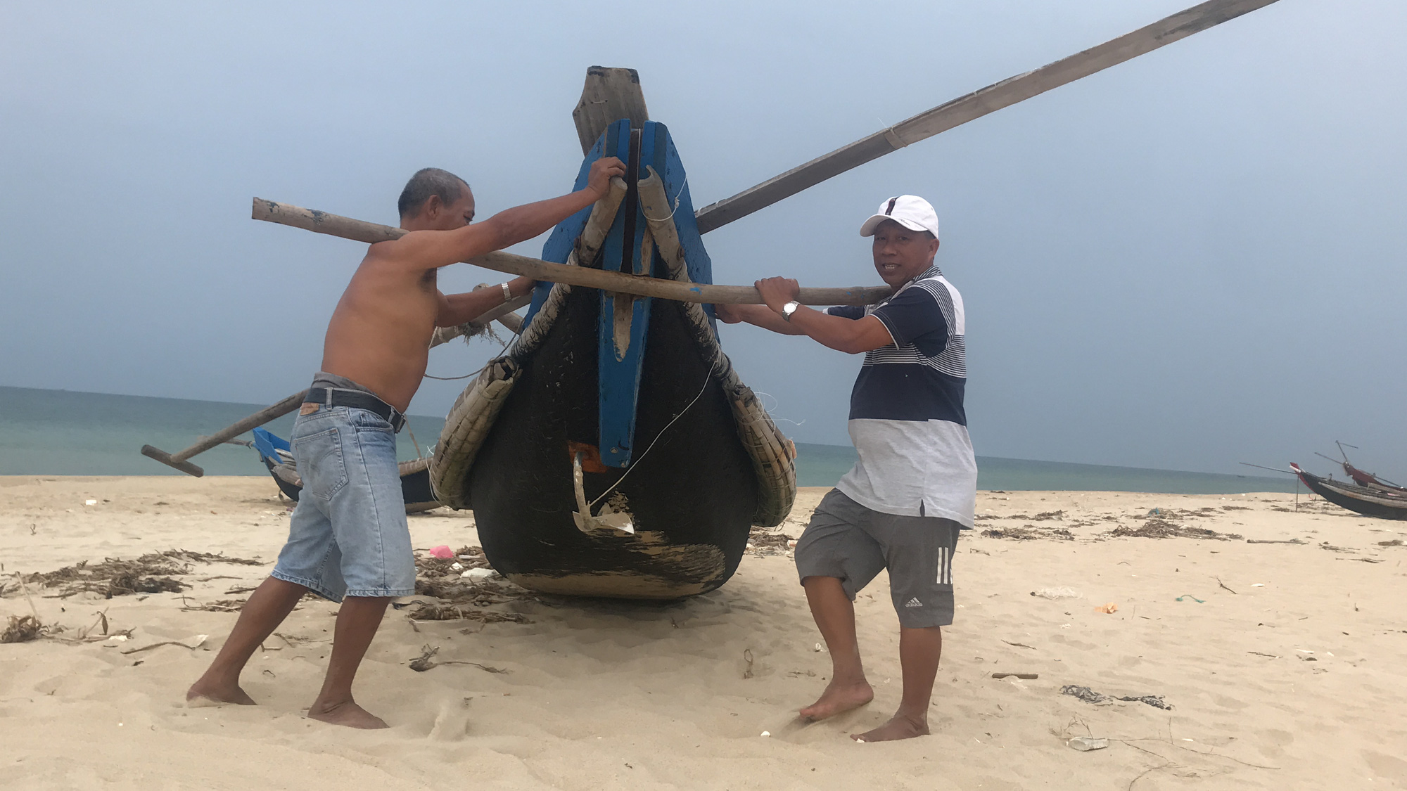 Miền Trung: Người d&acirc;n hối hả chạy đua chống b&atilde;o số 5 - Ảnh 22.