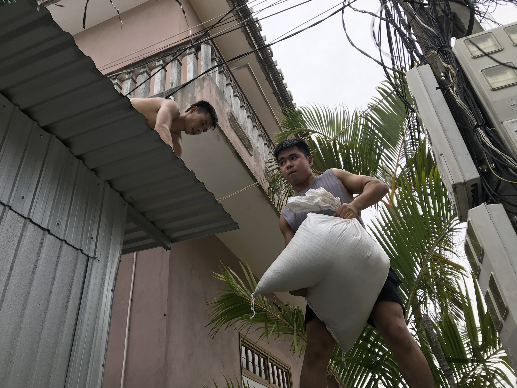 Miền Trung: Người d&acirc;n hối hả chạy đua chống b&atilde;o số 5 - Ảnh 24.