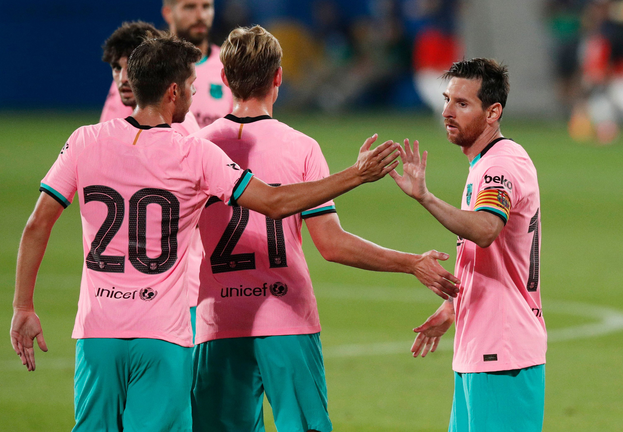 Messi lập siêu phẩm ngày tái xuất, Barcelona thắng tưng bừng Girona
