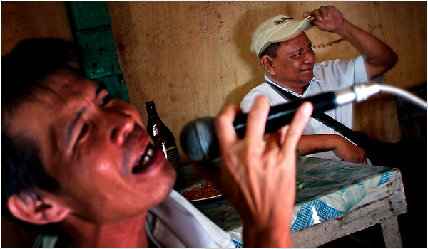 Philippines: Tuy&ecirc;n chiến với sự h&agrave;nh hạ kh&ocirc;ng mệt mỏi của karaoke - Ảnh 2.
