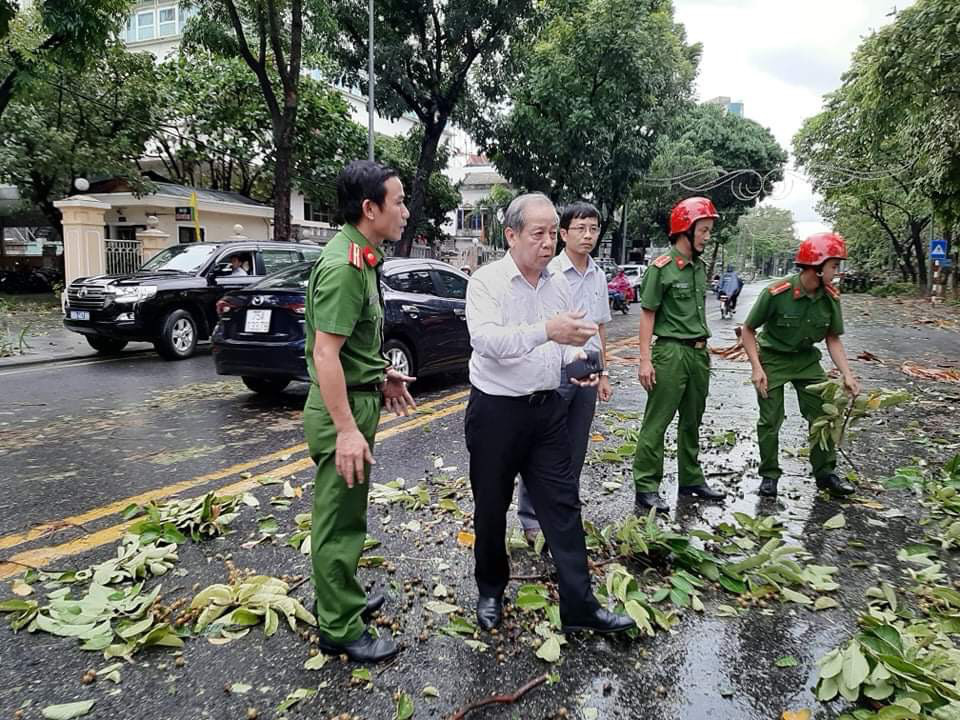 Nh&agrave; tốc m&aacute;i, c&acirc;y xanh, trạm điện g&atilde;y sập v&igrave; b&atilde;o số 5 - Ảnh 1.