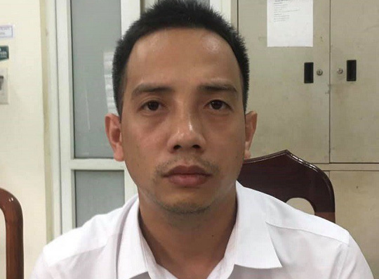 Vượt đèn đỏ bị dừng xe, tài xế bất ngờ xuống xe đánh CSGT