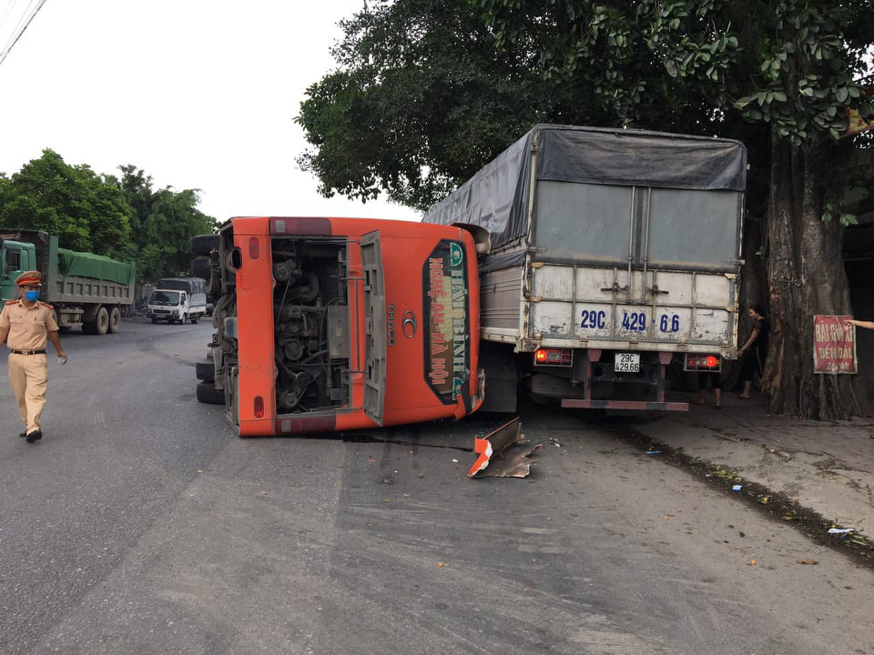 Bất ngờ sang đường, người phụ nữ đi xe đạp điện bị xe khách tông tử vong