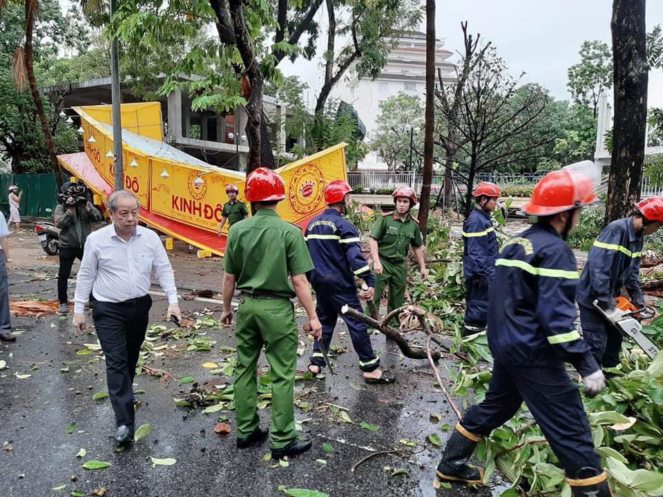 Nh&agrave; tốc m&aacute;i, c&acirc;y xanh, trạm điện g&atilde;y sập v&igrave; b&atilde;o số 5 - Ảnh 5.