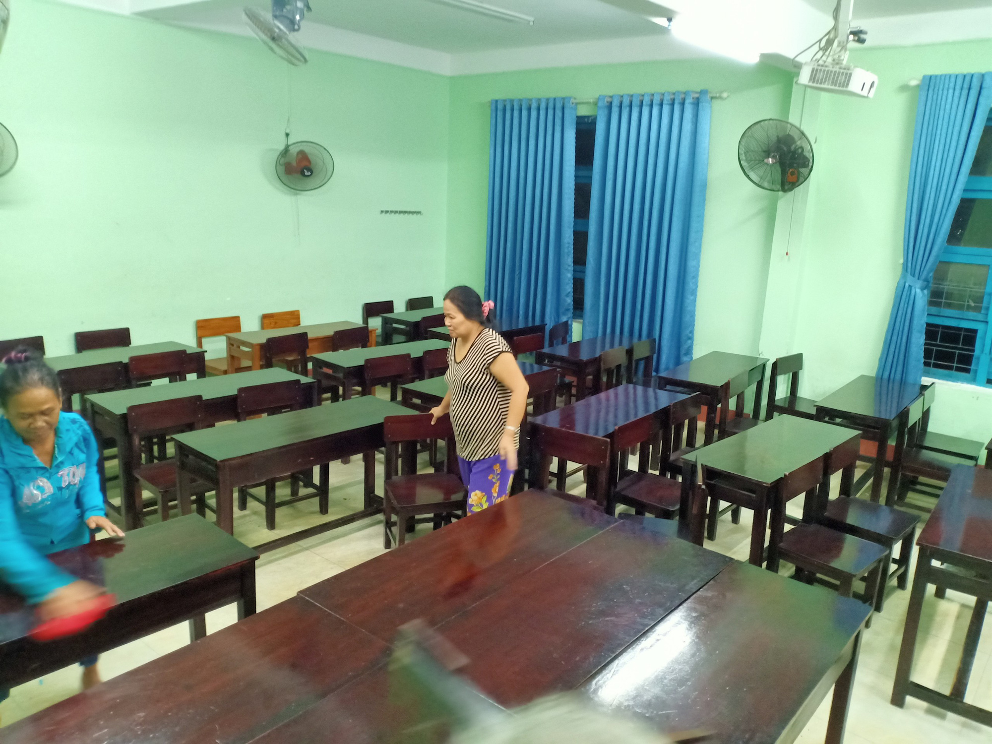 Đ&agrave; Nẵng: Trắng đ&ecirc;m di tản h&agrave;ng ng&agrave;n người d&acirc;n tr&aacute;nh b&atilde;o số 5 - Ảnh 4.