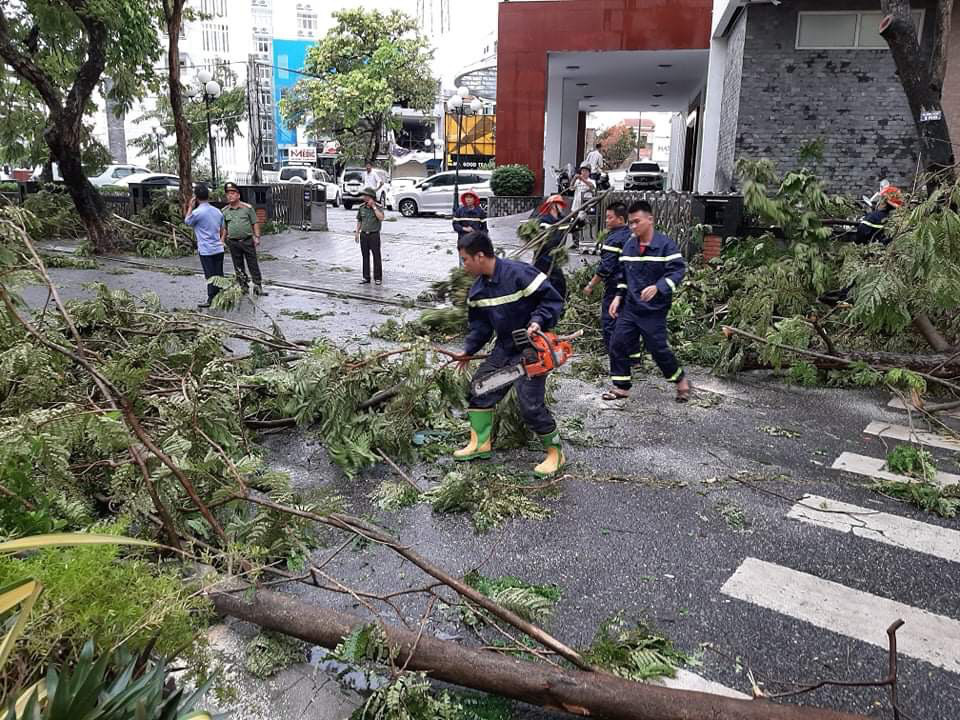 Nh&agrave; tốc m&aacute;i, c&acirc;y xanh, trạm điện g&atilde;y sập v&igrave; b&atilde;o số 5 - Ảnh 6.