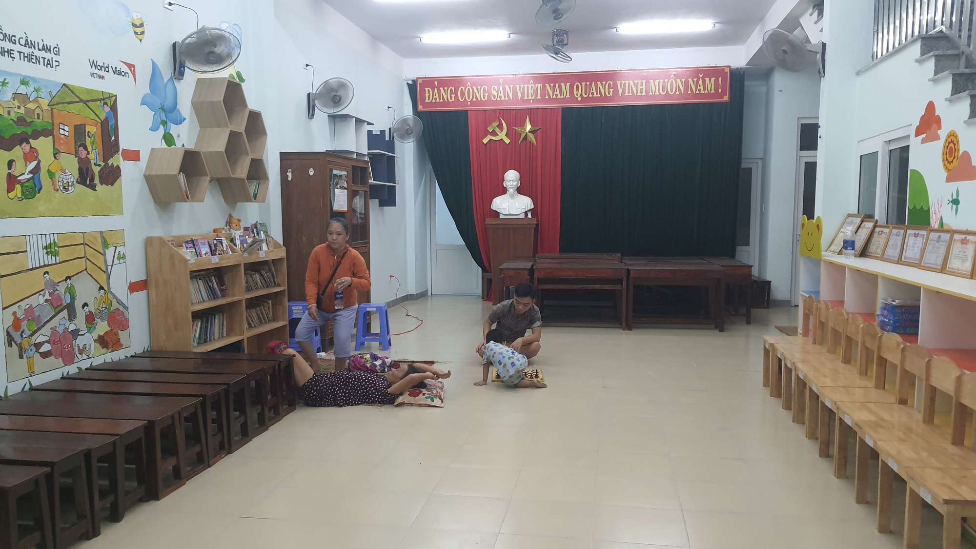 Đ&agrave; Nẵng: Trắng đ&ecirc;m di tản h&agrave;ng ng&agrave;n người d&acirc;n tr&aacute;nh b&atilde;o số 5 - Ảnh 6.
