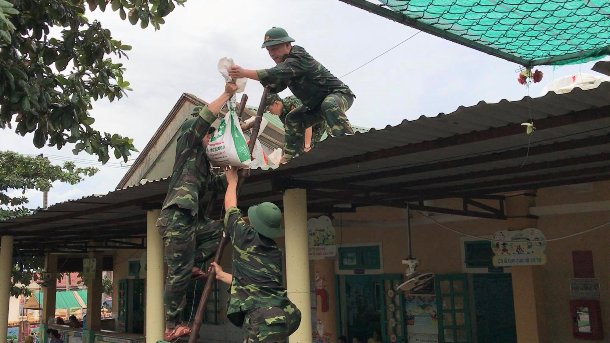 MiềnTrung: C&acirc;y ng&atilde; đổ, h&agrave;ng chục ng&ocirc;i nh&agrave; tốc m&aacute;i trước khi b&atilde;o số 5 đổ bộ - Ảnh 5.